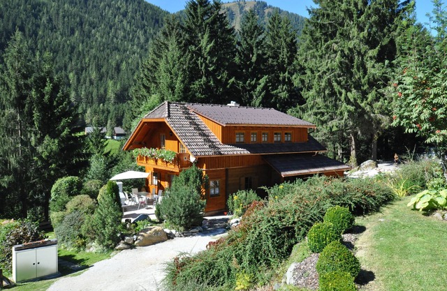 Relax in the Chalet Styria in the hiking and skiing area Riesneralm