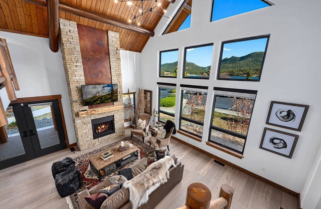 Relax in The Rockies – Located on Lake Estes, Jacuzzi and Indoor/Outdoor Fireplace