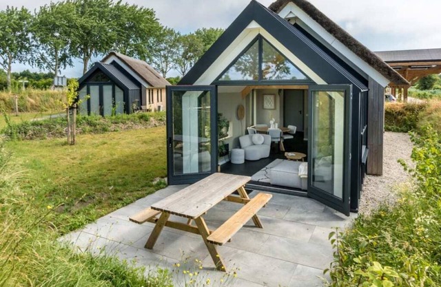 Relax in this chalet, experience the spaciousness from the sofa, from the ridge beam to the surround