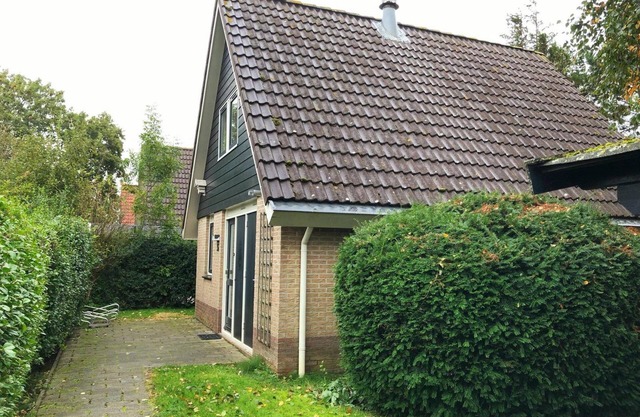 Relax in this spacious holiday bungalow near the beach