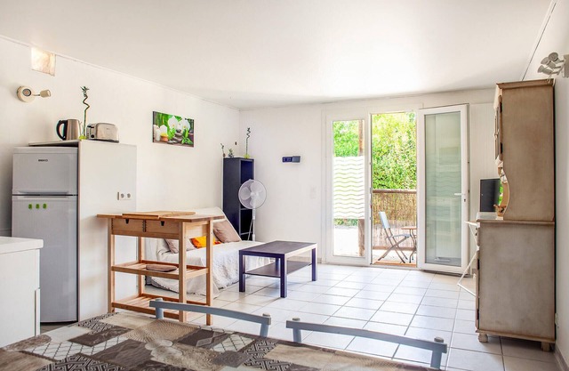 Relax in this vacation apartment in the quiet hill town of Allauch.