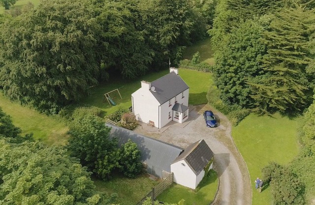 Relax in traditional farmhouse cottage perfect for touring South & West Ireland.