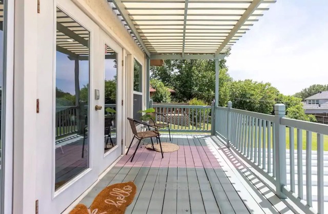 Relax near thrills! Studio vacation home, just 6-min drive to Six Flags Over Tx