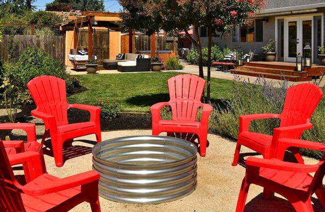 Relax on hanging bed, enjoy Hot tub, fast WiFi, close to square, in the country
