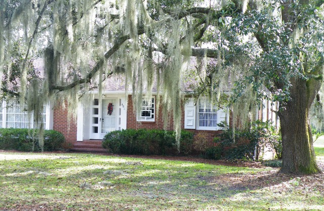 Relax on the Screened Porch or Enjoy the Nearby Area Attractions
