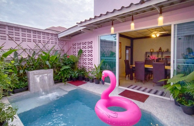 Relax place in Bangkok, simple house + small pool + near BTS