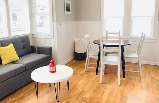 Relax & Recharge! 2 Comfortable Units, Full Kitchen, Free Parking, Pets Allowed