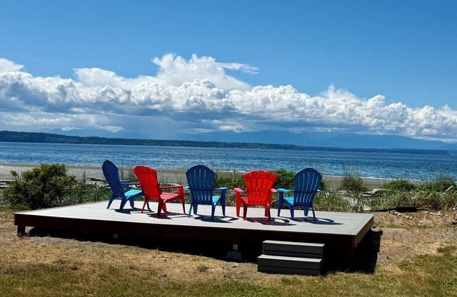 Relax & Rejuvenate, Amazing Sunsets, Sandy Beachfront, Cozy Fire Pit for S'mores