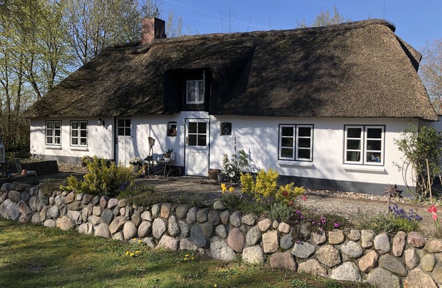 Relax under thatched roof between the seas
