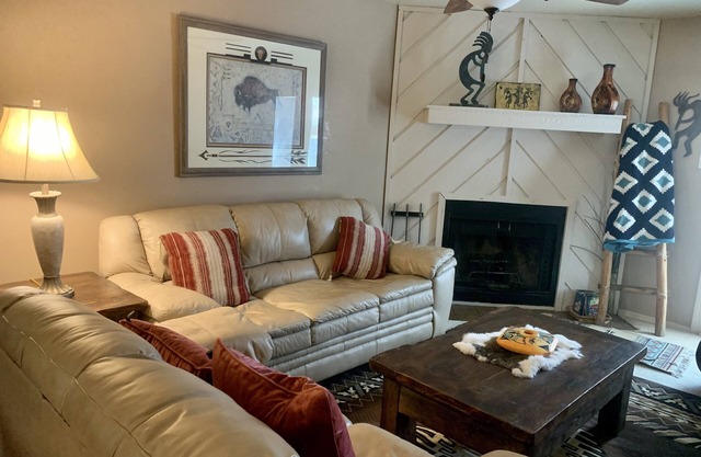 Relax with abundant wildlife steps from Links Golf Course!