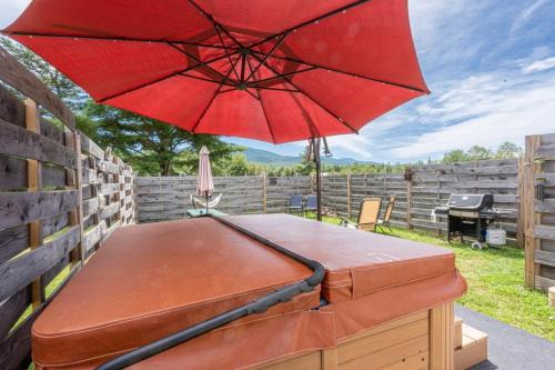 Relax with mountain views & a hot tub #5