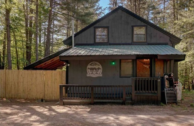 Relax with the whole family at this peaceful 4 bedroom cabin.