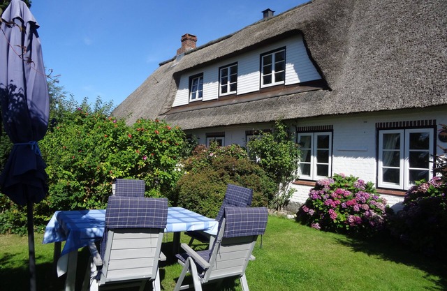 Relaxation by the sea in a historic thatched cottage; WLAN, garden, 2 showers, sauna