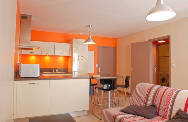 Relaxation in Central Le Palais: Cozy Apartment with Internet, Near Shops and Beach