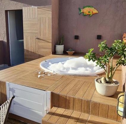 Relaxe na banheira de hidromassagem com vista mar