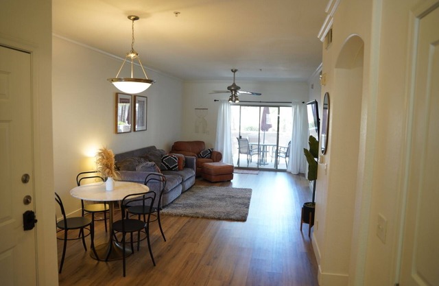 Relaxing 2 bedroom Condo w/heated pool, spa & gym