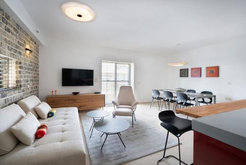 Relaxing 2 BR Apt w Parking Near Nahalat Binyamin with Shelter by Sea N' Rent