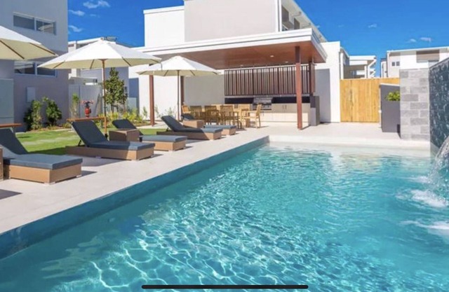 Relaxing 2 story Villa , near by Hope Island Canal