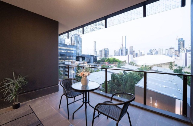 Relaxing 2BD/2BA w/Parking&Pool in South Brisbane