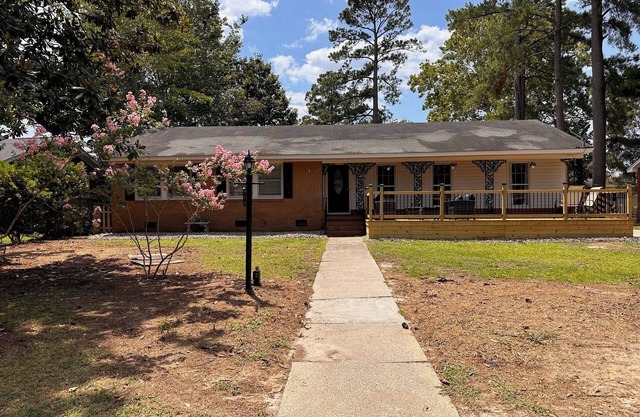 Relaxing 3 BR, 2 Bath Retreat Near ECU – Perfect for Families & Sports Fans!