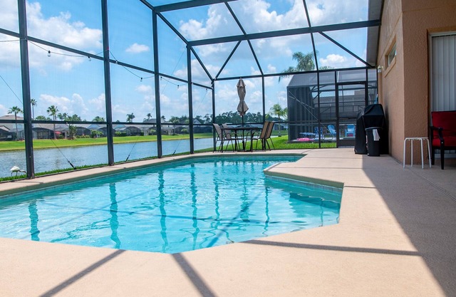 Relaxing 4BR + 3Bath Villa Sleeps 10, with FREE heated pool!