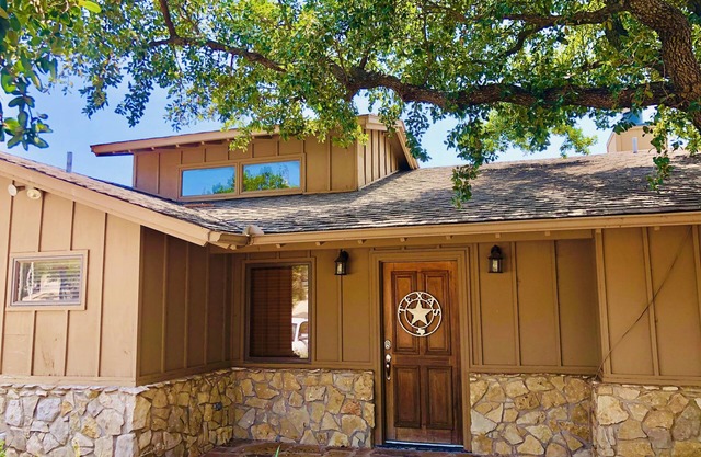 Relaxing and Beautiful Lakehouse Getaway with waterfront on Possum Kingdom Lake!