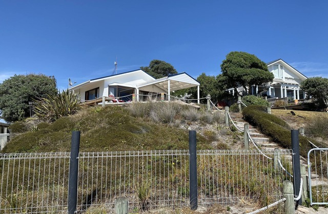 Relaxing beach-front living