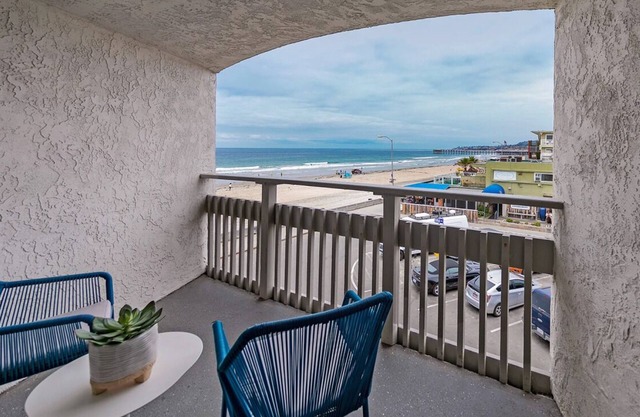 Relaxing Beach Vibe Near Pacific & Mission Beach! Onsite Parking and Pool!