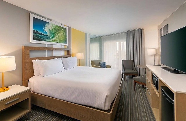 Relaxing Beach Vibe Near Pacific & Mission Beach! Onsite Parking and Pool!