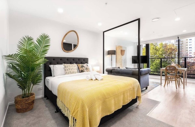 Relaxing CBD Parkside Aircon Studio vs Pool & Gym