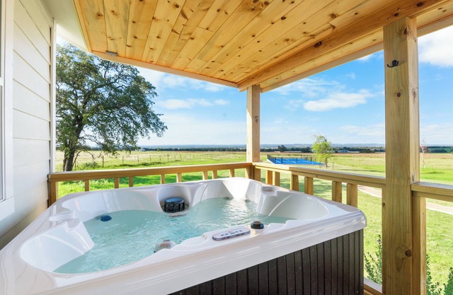 Relaxing cottage with private hot tub and firepit in the heart of wine country