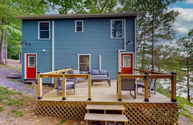 Relaxing, cozy, lakefront home with secluded deck, dock & direct lake access