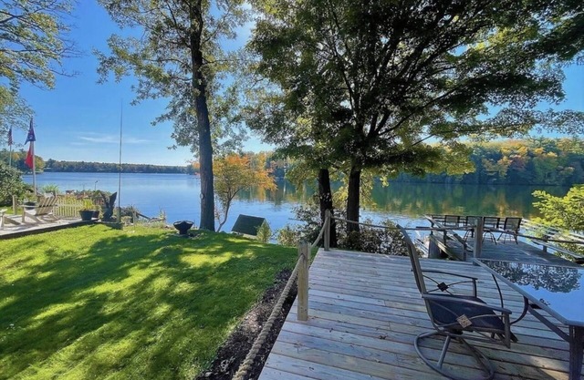 Relaxing Croton lake cottage w/hot tub