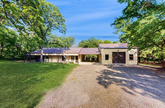 Relaxing escape on a large lot with a washer/dryer, sunroom, & firepit