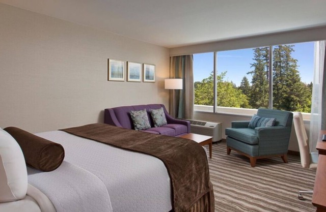 Relaxing Getaway Awaits! 2 Comfortable Units, Pool, Parking and Shuttle
