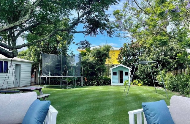 Relaxing Haven For Families With Spa - minutes walk to the beach, shops & dining