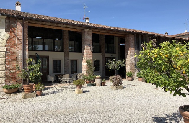 Relaxing historic villa greenery cyclepath to the city center lake Valpolicella