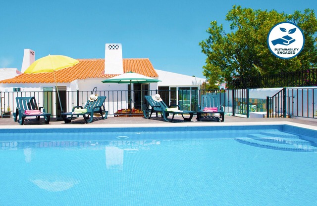 Relaxing holidays w/heatable pool