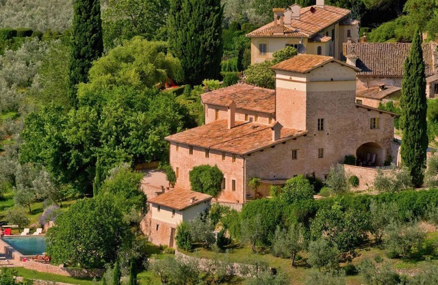 Relaxing Italian Home with Pool