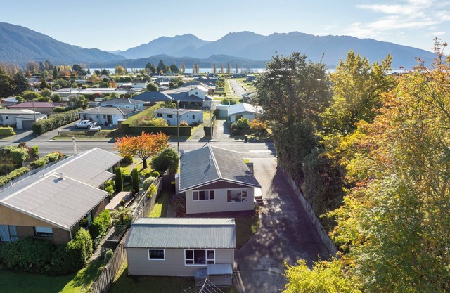 Relaxing Kiwi Bach - Te Anau Holiday Home