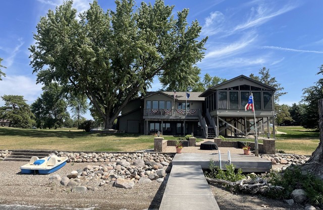 Relaxing Lake House, Private Beach/Yard, Dock, Jetski Lift, Continental Breakfst