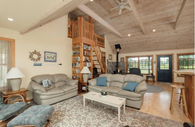 Relaxing Lake Waterfront Home