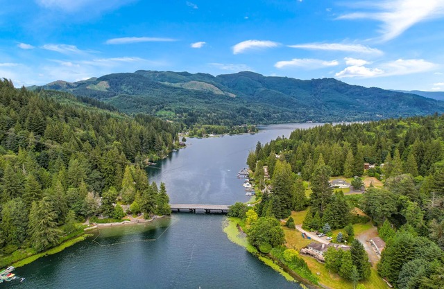 Relaxing Lakeside Bungalow, Walking distance to Lake Samish Park