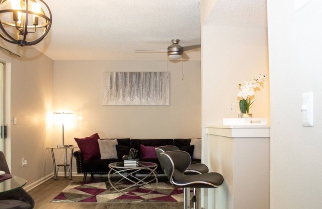 Relaxing Oasis ~ 10 mins to Downtown ~ Patio ~ Pkg