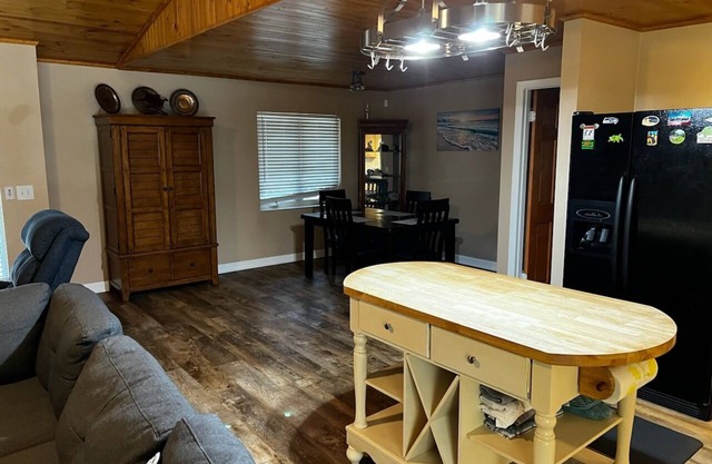 Relaxing quiet 1.5 acre home with private pool.