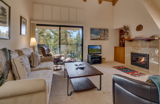 Relaxing Retreat: 2 BR, 1.5 BA Townhouse in Carnelian Bay, Sleeps 4