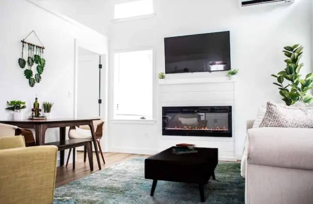 Relaxing Retreat! 6 Miles from the beach and close to Portland!