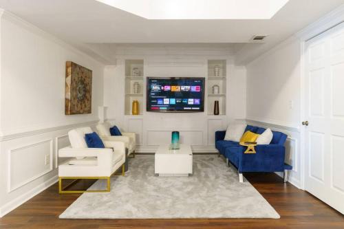 Relaxing Retreat with 55-Inch TV and Lake Views