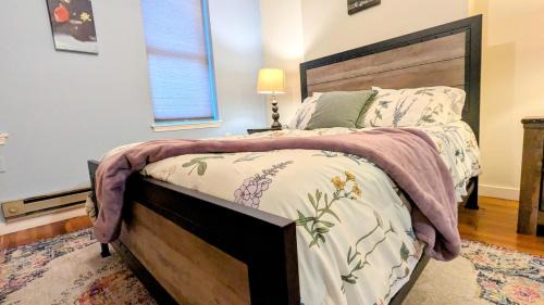 Relaxing Rustic Oasis, Unit A - 6 minute walk to Downtown! Pet-friendly & Cyclists Welcome!