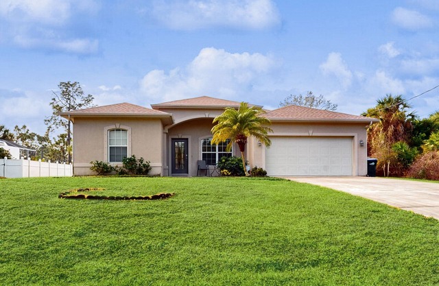 Relaxing Snowbird-Friendly Retreat Near Golf, Beaches & Outdoor Fun